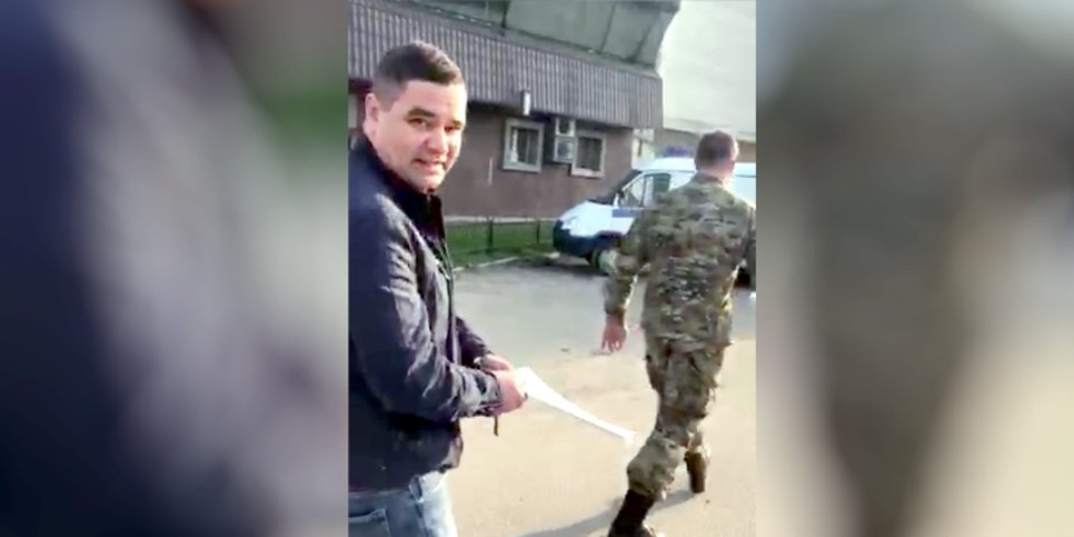 照片:瓦列里·沙列夫戴着手铐。斯摩棱斯克(2019年4月)