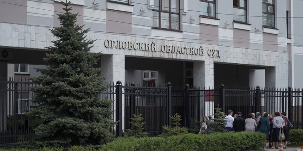 Foto: Vor der Berufungsverhandlung von Dennis Christensen (Mai 2019)