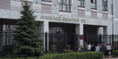 Foto: prima dell'udienza d'appello di Dennis Christensen (maggio 2019)