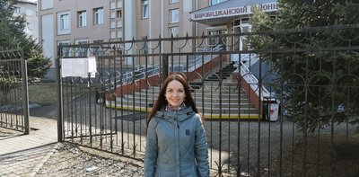 Nella foto: Tatyana Zagulina vicino all&rsquo;edificio del tribunale distrettuale di Birobidzhan, 1 aprile 2021