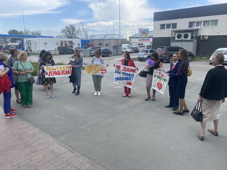 Friends of the Dolzhikovs on the day of the verdict