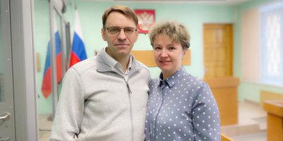 Denis Merkulov com sua esposa Natalya em 23 de março de 2023, dia do veredicto