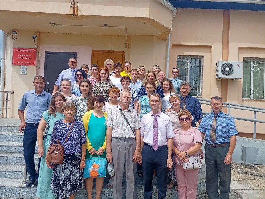 Joukko ystäviä oikeustalolla tukemassa uskovia. Elokuu 2023