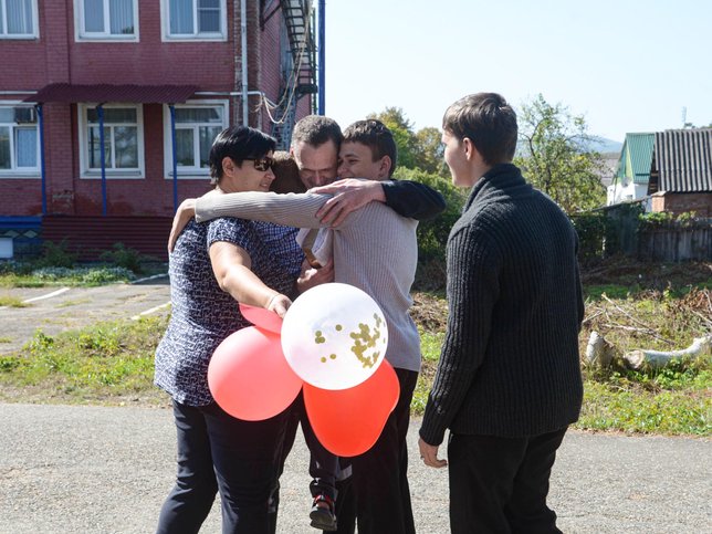 Радостная встреча верующего с женой и старшими сыновьями