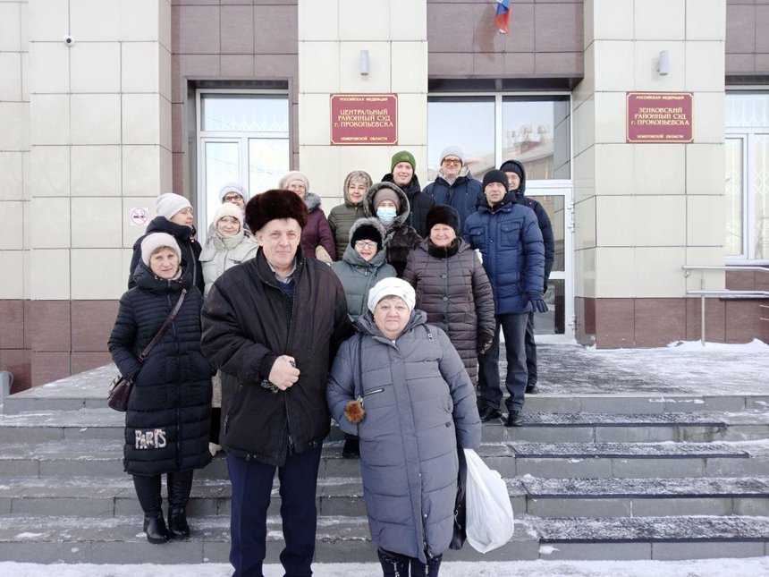 Pavel Brilkov with his wife and friends on the day of the verdict