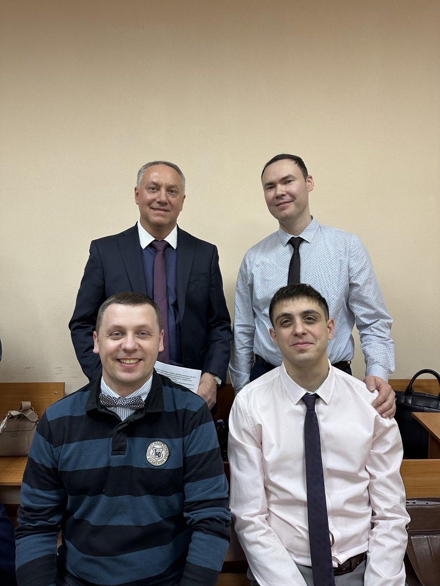 Подсудимые в зале суда во время перерыва