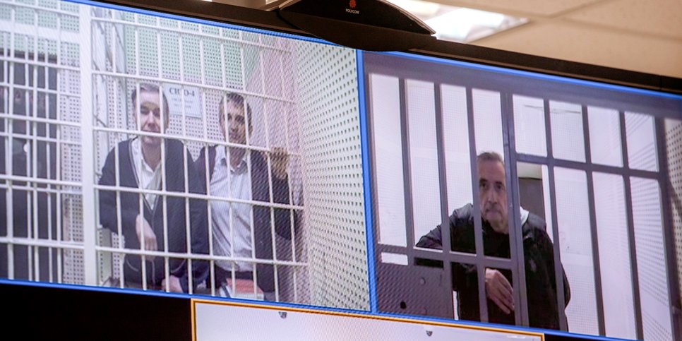 Vasemmalta oikealle: Sergei Tolokonnikov, Roman Marejev ja Anatoli Marunov osallistuvat valituskäsittelyyn videoneuvottelun välityksellä tutkintavankeuskeskuksesta