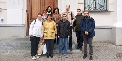Galina Komissarova avec ses amis devant le bâtiment du tribunal régional de Samara