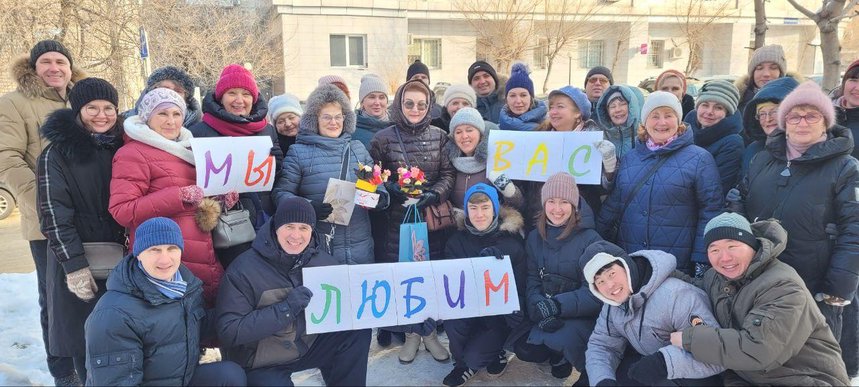 Lyubov Kosherova nad Lyubov Ovchinnikova with their friends outside of the courthouse, January, 2025