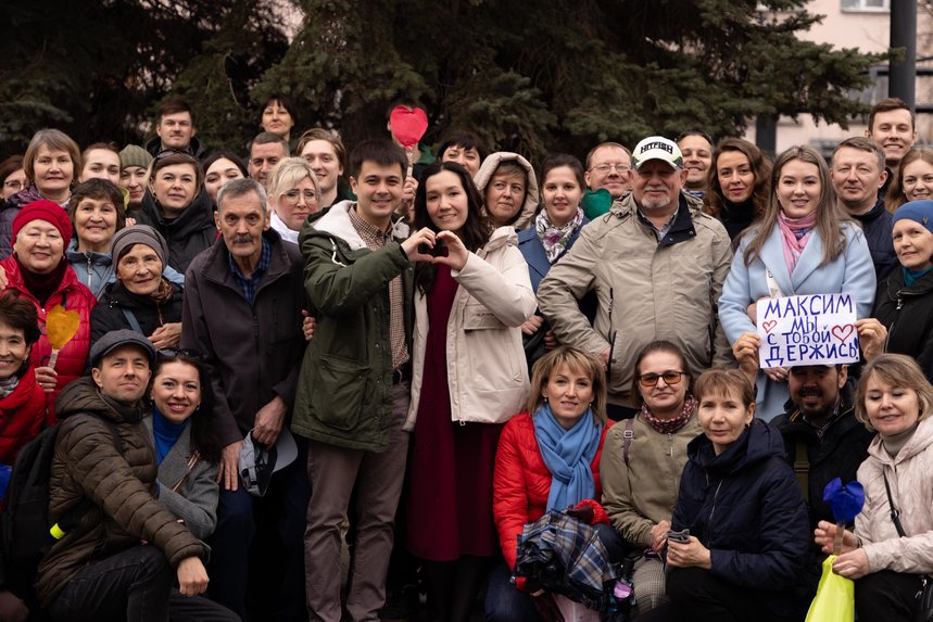 Os Khamatshins com amigos no dia de uma das audiências
