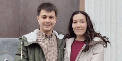 Maksim Khamatshin e sua esposa, Adelina, abril de 2025