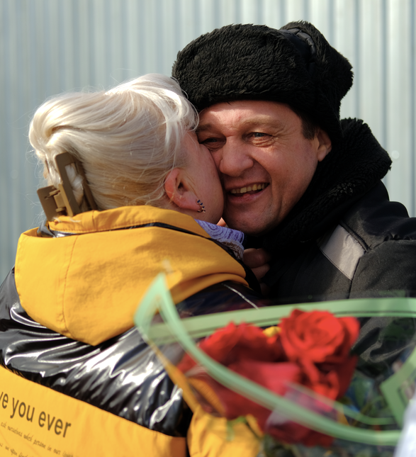 Artur Putintsev vaimonsa Ljudmilan syleilyssä. Huhtikuu 9, 2025