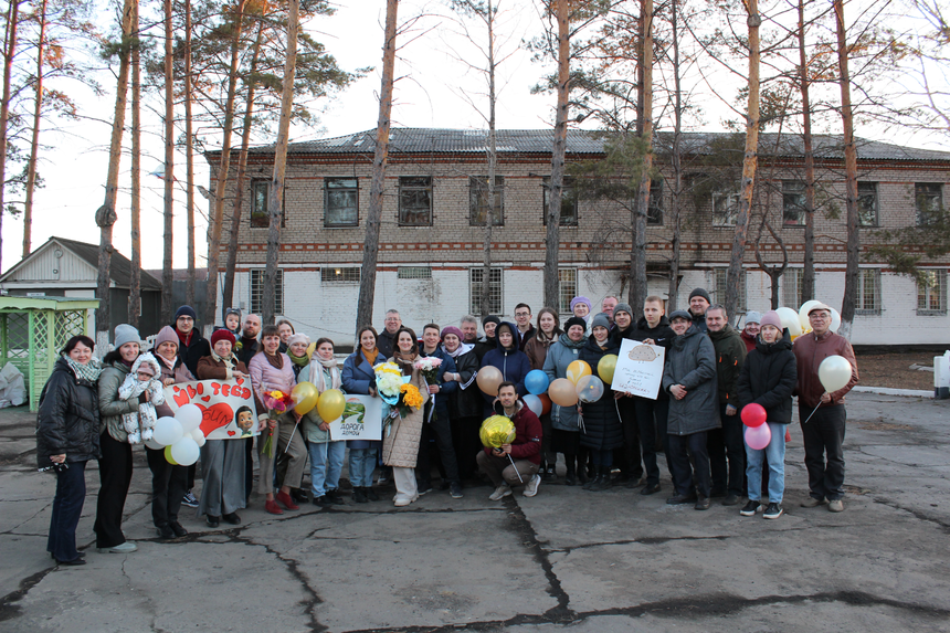 Die Golik-Eheleute umgeben von Freunden und Familie