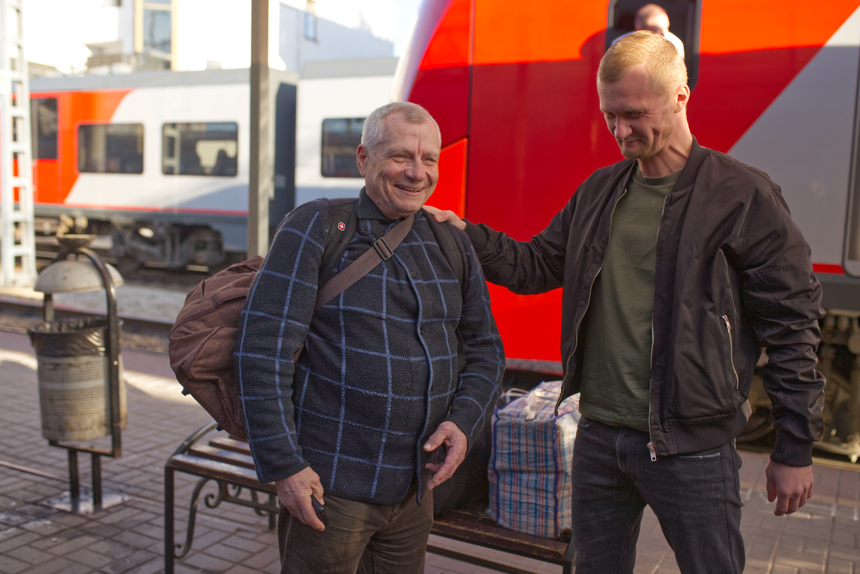 Kolme päivää vapautumisensa jälkeen Nikolai palasi kotiin. Rautatieasemalla häntä tapasivat hänen sukulaisensa. Huhtikuu 2025