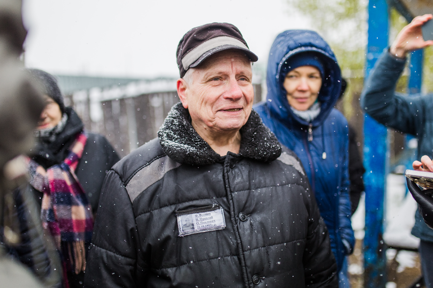 Nikolai Voishchev ystäviensä ympäröimänä