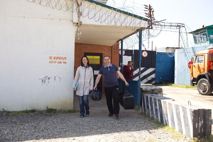 At the exit from the pretrial detention center, Inver Siyukhov was met by his sister and his appointed lawyer Zarieta. April 2025