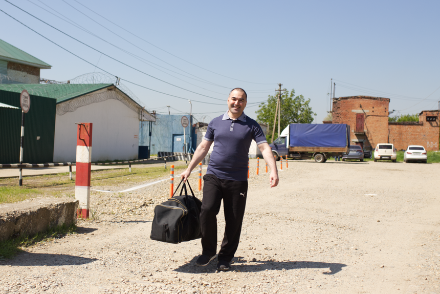 Inver Siyukhov vor dem Hintergrund der Untersuchungshaftanstalt. April 2025