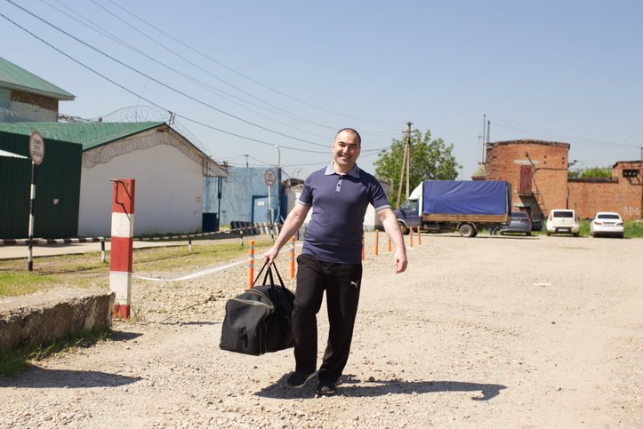 Inver Siyukhov against the background of the pretrial detention center. April 2025