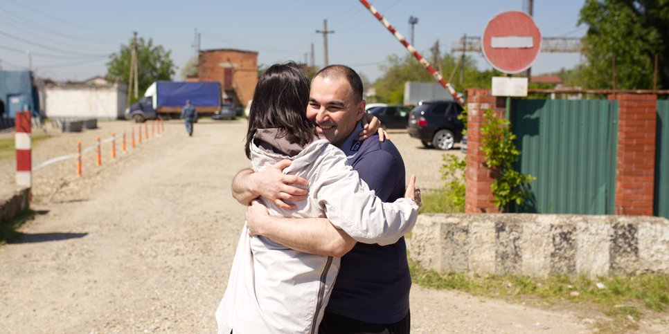 Inver mit seiner Schwester. April 2025