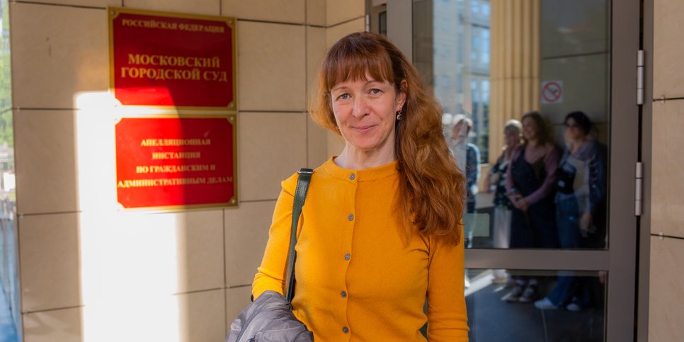 Aleksandrin vaimo Irina Serebrjakova ja noin 40 muuta ihmistä tulivat oikeuteen tukemaan uskovaa. Toukokuu 2025