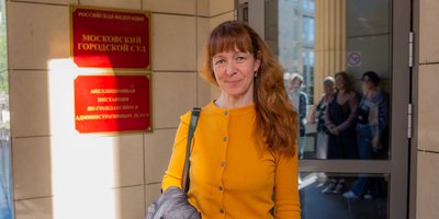 Aleksandrin vaimo Irina Serebrjakova ja noin 40 muuta ihmistä tulivat oikeuteen tukemaan uskovaa. Toukokuu 2025