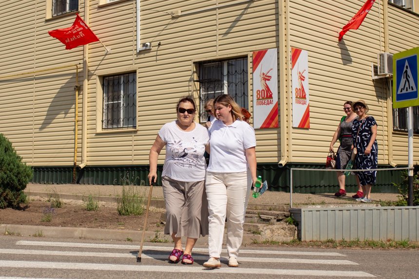 Front: Lyudmila accompanied by her friend on a day of a hearing. Background: Lyudmila&rsquo;s daughter, Irina, with a friend