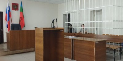 Владимир Фомин в клетке на одном из слушаний. 2024 год