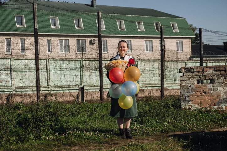Oksana Chausova in front of the penal colony where she served her sentence, August 29, 2025