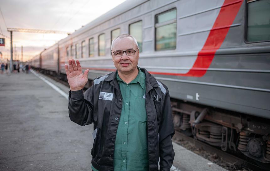 Uskova menee kotiin vapautumisen jälkeen