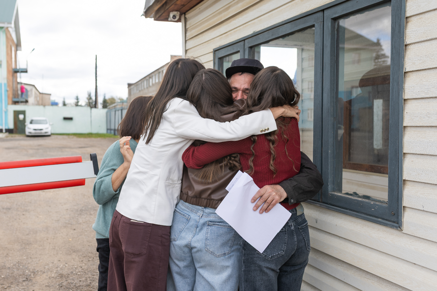 Familienmitglieder umarmen Konstantin am Checkpoint. 10. September 2025.