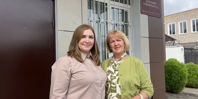 Yuliya Pasynkova with her mother-in-law on the day of the verdict