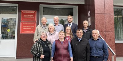 被定罪的耶和华见证人在法庭前。2025 年 10 月 1 日。