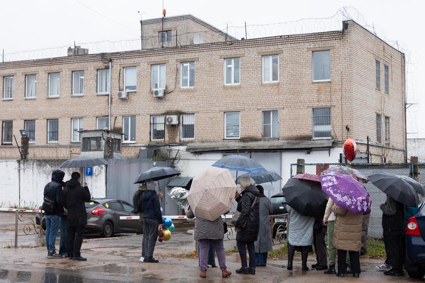 Freunde warten in der Nähe der Strafkolonie auf Vardan Zakaryan