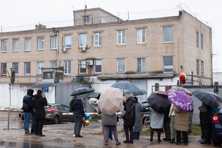 Friends are waiting for Vardan Zakaryan near the penal colony