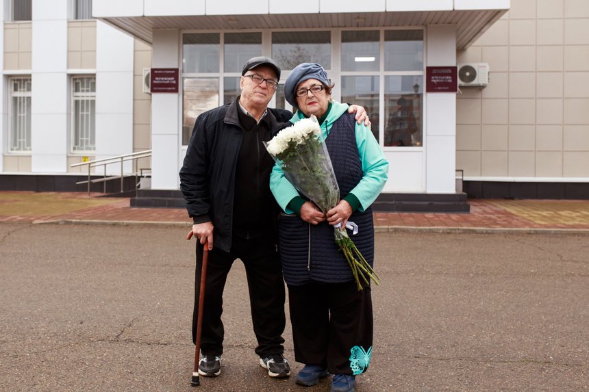 Shortly before the announcement of the verdict, Yuriy was released under a recognizance agreement. With his wife Antonina, they were photographed outside the courthouse. December 2025