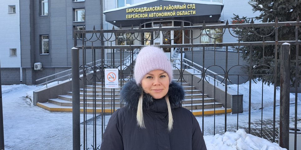 Vladlena Kukavitsa in front of the courthouse on the day of the verdict. January 22, 2026