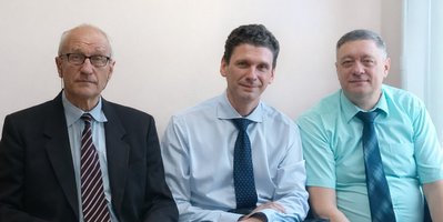 从左到右：法庭上的瓦列里·托尔马佐夫、马克西姆·巴尔巴祖克和亚历山大·科斯秋克。2025年11月。