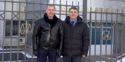 德米特里·库津和罗曼·马赫涅夫在法院。2025年2月。