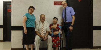 Aleksandr Ursu with his wife (center) at one of the court hearings in the case against their son Viktor. July 2025.