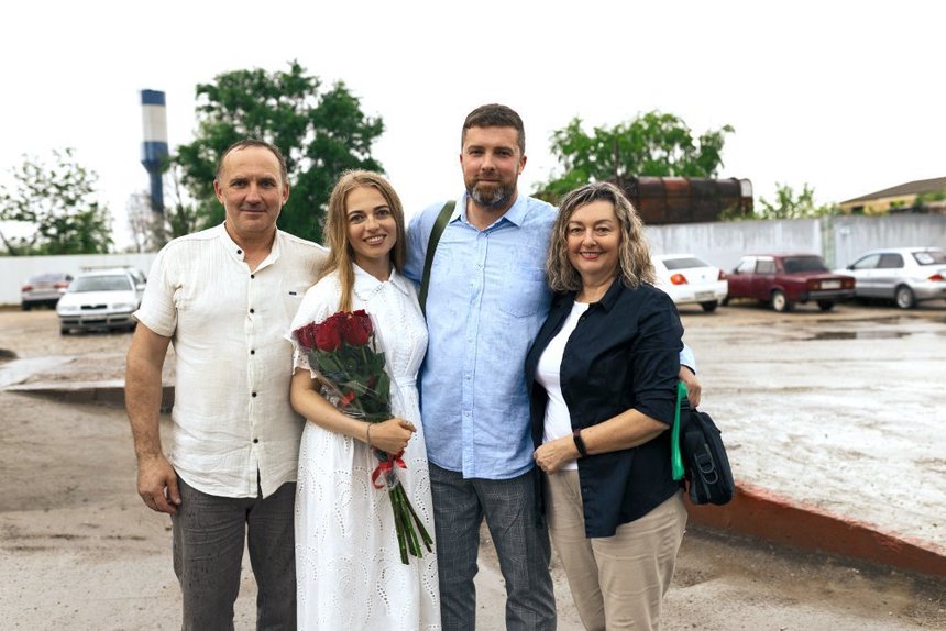 Кроме жены, у здания исправительного центра Максима встречали родители. 8 июня 2026 года