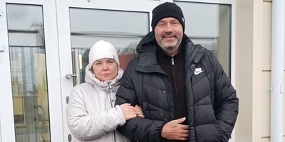 Виталий Сырых и его супруга, Надежда, у входа в суд. 15 октября 2026 года.