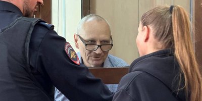 Александр Пайсов в клетке на одном из судебных заседаний. Октябрь 2026 года.