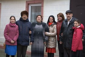In the photo (from left to right): granddaughter Alina, Arkadya Hakobyan, his wife Sonya, granddaughter Oksana, daughter Liana, son-in-law Alexander, granddaughter Diana.